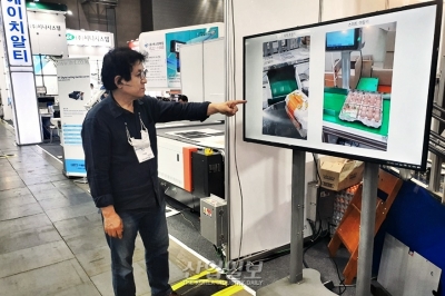 [코리아팩] 수작업 방식에서 자동 삽입방식을 선보인 '슬리브띠지포장기'