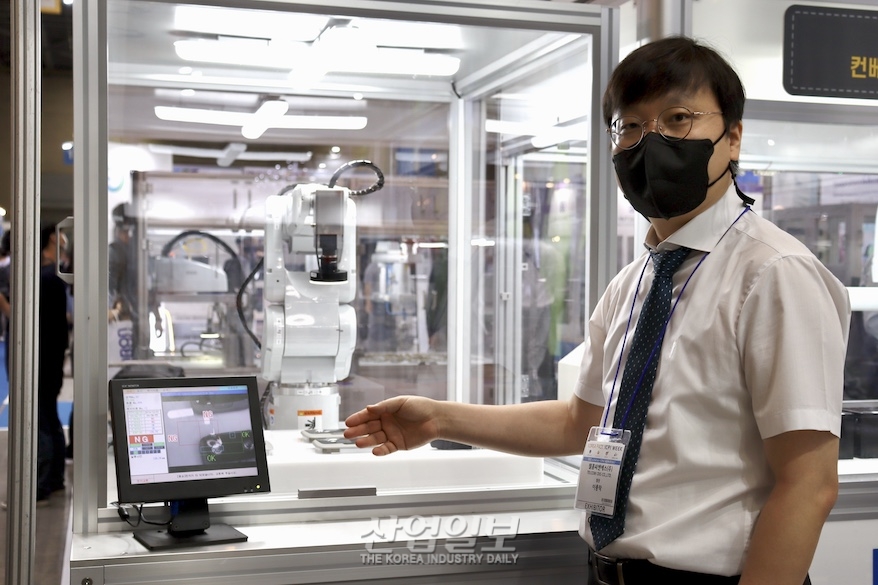 [국제물류산업대전] 6축 로봇과 머신비전의 만남…외관 검사 자동화 구현