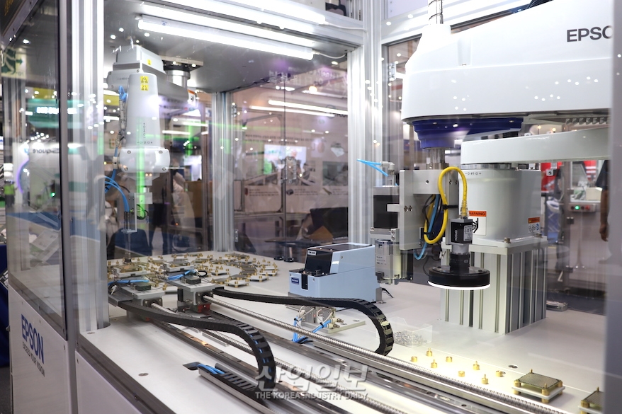 [국제물류산업대전] 6축 로봇과 머신비전의 만남…외관 검사 자동화 구현