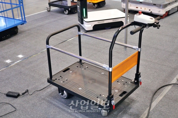 [국제물류산업대전] 선만 당기면 따라오는 ‘반자동 운반로봇’
