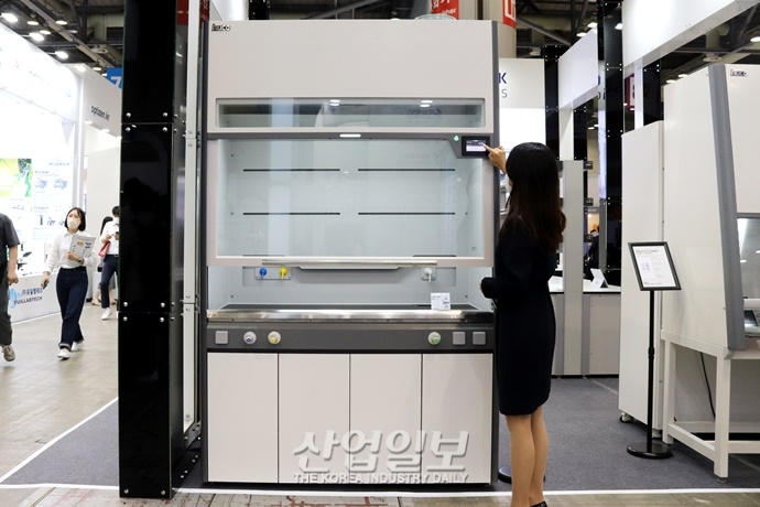 [국제연구·실험 및 첨단분석장비전] 안전한 시약 작업 돕는 '후드'