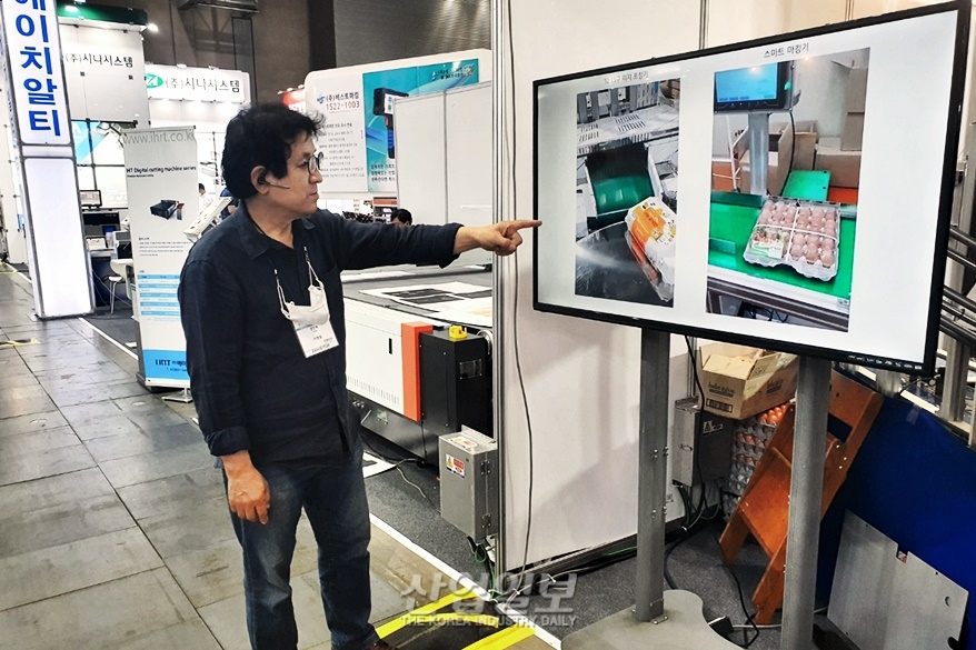 [코리아팩] 수작업 방식에서 자동 삽입방식을 선보인 '슬리브띠지포장기'