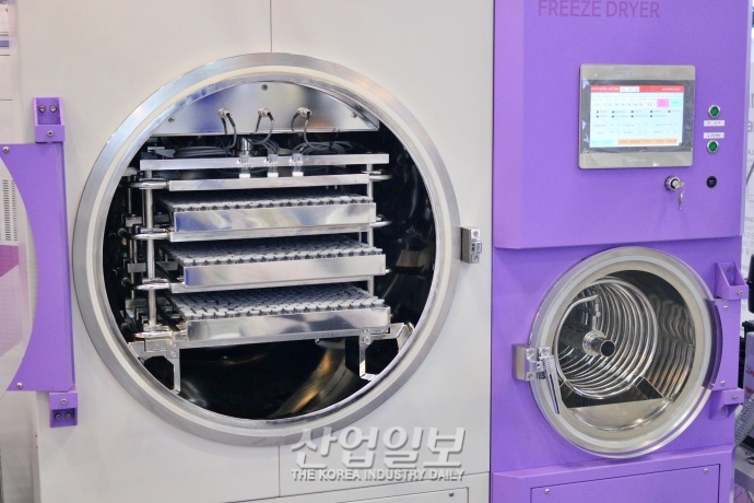 [국제연구·실험 및 첨단분석장비전] 의약품 및 화장품 제조 시 사용하는 ‘동결 건조기’