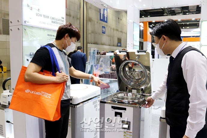 [국제연구·실험 및 첨단분석장비전] 기구·초자 멸균에 활용하는 고압증기 멸균기