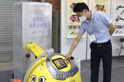 [코리아팩] 팔 접히는 랩핑로봇, 층고 낮은 현장에서도 사용 가능