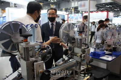 [코리아팩] 자동라벨기…헤드 본체에 제어 및 구동장치 내장