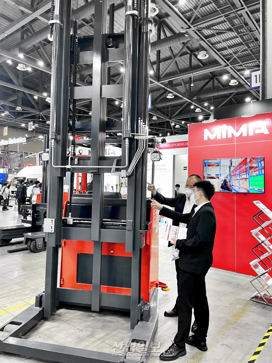 [코리아팩] 좁은 통로쯤은…다방향 이송 장비 AGV