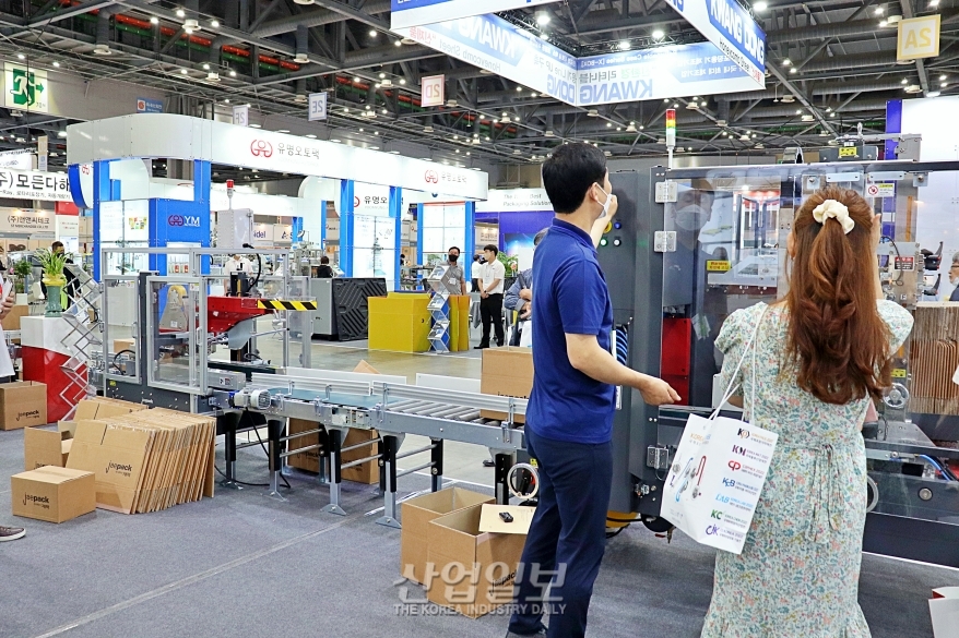 [코리아팩] 착착 접어 테이핑까지… '전 자동 고속 포장'