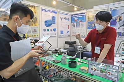 [국제화학장치산업전] 스터드 용접 시연, 샘플 살펴보는 참관객들