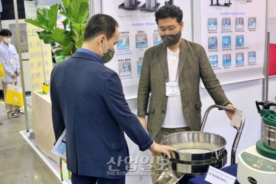 [국제연구·실험 및 첨단분석장비전] 파우더 굵기 확인하는 ‘체진동기’