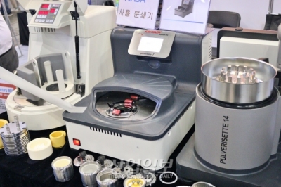 [국제연구·실험 및 첨단분석장비전] 강한 중력 가속도로 다양한 재료 파쇄하는 ‘분쇄기’