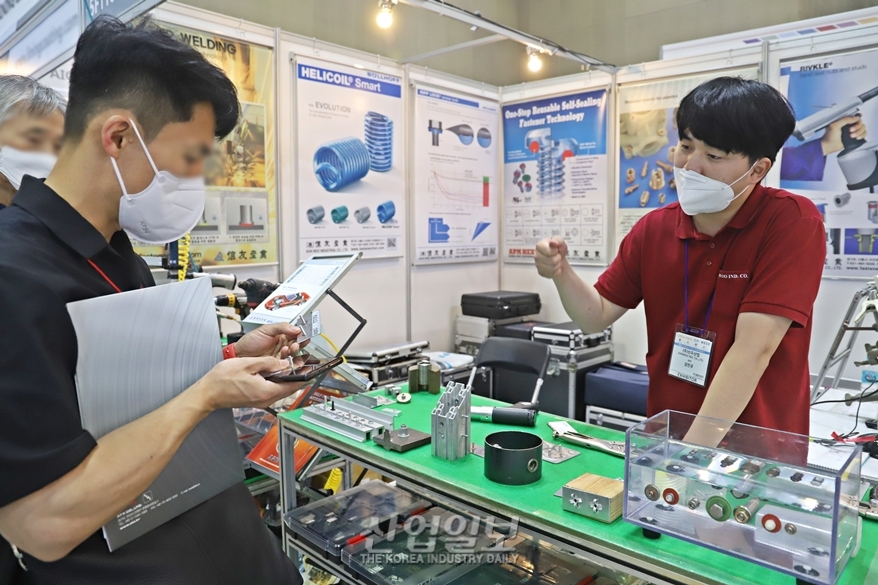 [국제화학장치산업전] 스터드 용접 시연, 샘플 살펴보는 참관객들