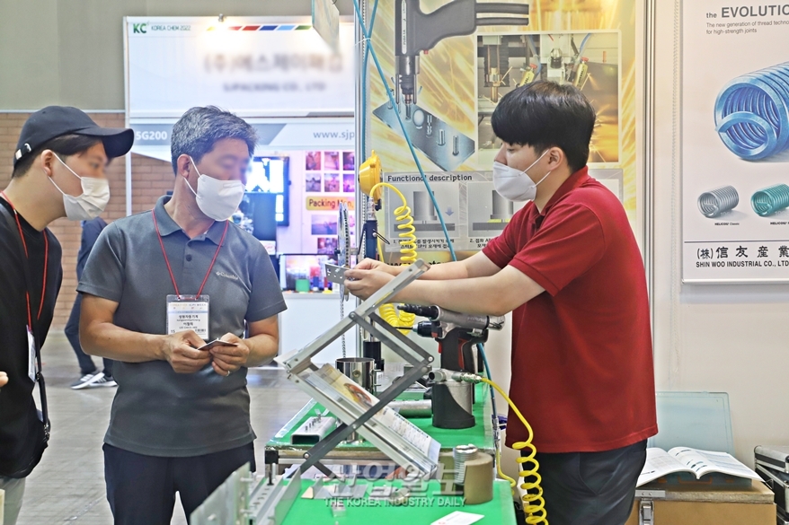 [국제화학장치산업전] 스터드 용접 시연, 샘플 살펴보는 참관객들