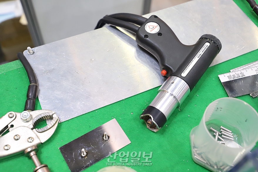 [국제화학장치산업전] 스터드 용접 시연, 샘플 살펴보는 참관객들