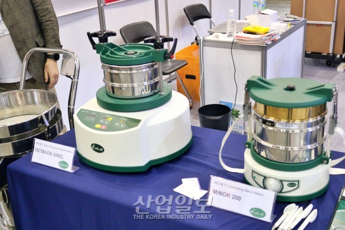 [국제연구·실험 및 첨단분석장비전] 파우더 굵기 확인하는 ‘체진동기’
