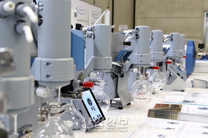 [국제 연구·실험 및 첨단분석장비전] 용매 농축 등에 활용하는 다양한 진공펌프 선보여