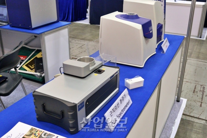 [국제연구·실험 및 첨단분석장비전] 원자 핵 회전시켜 측정하는 ‘핵자기 공명 분광기’