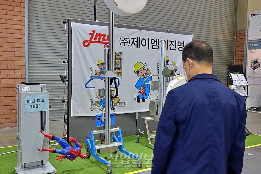 [국제물류산업대전] 작업자 '허리 건강' 지켜 줄 리프트