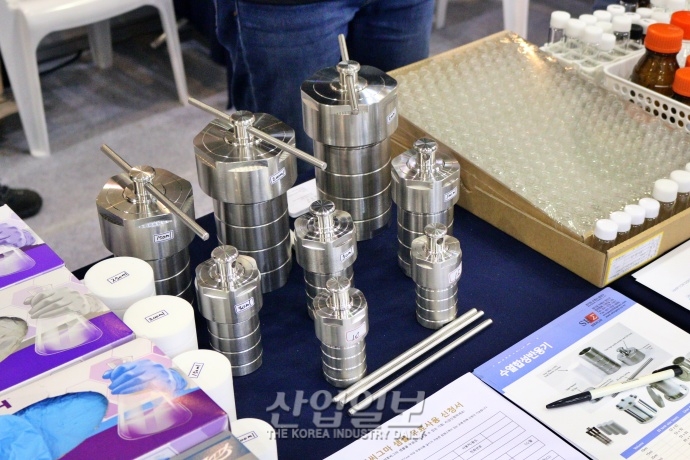 [국제연구·실험 및 첨단분석장비전] 고온 및 고압에서 수용액 합성하는 ‘수열합성반응기’
