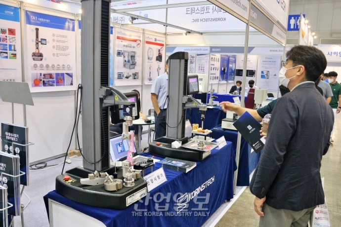 [국제연구·실험 및 첨단분석장비전] 포장지 인장 강도 확인하는 ‘인장 시험기’