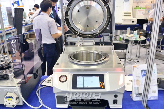 [국제연구·실험 및 첨단분석장비전] 미생물 배양해 배지 분주 가능한 ‘자동배지제조장치’