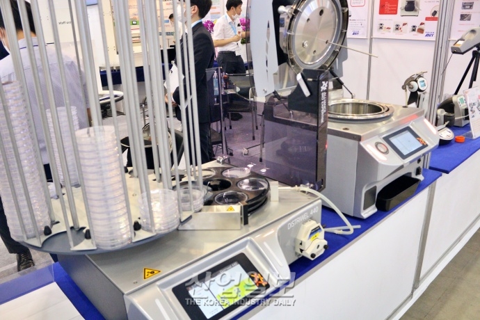 [국제연구·실험 및 첨단분석장비전] 미생물 배양해 배지 분주 가능한 ‘자동배지제조장치’