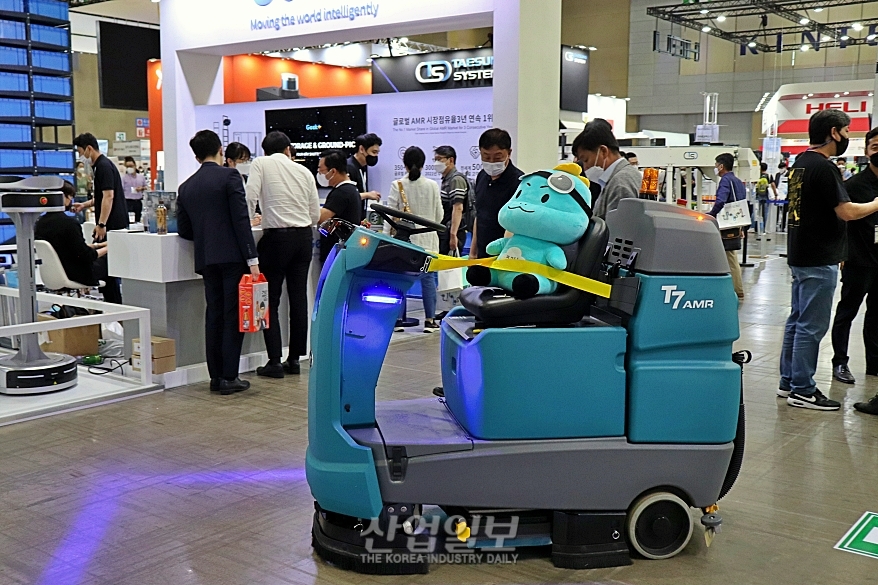 [국제물류산업대전] 자율주행 청소장비로 '사람-로봇 협업 위생 실천'