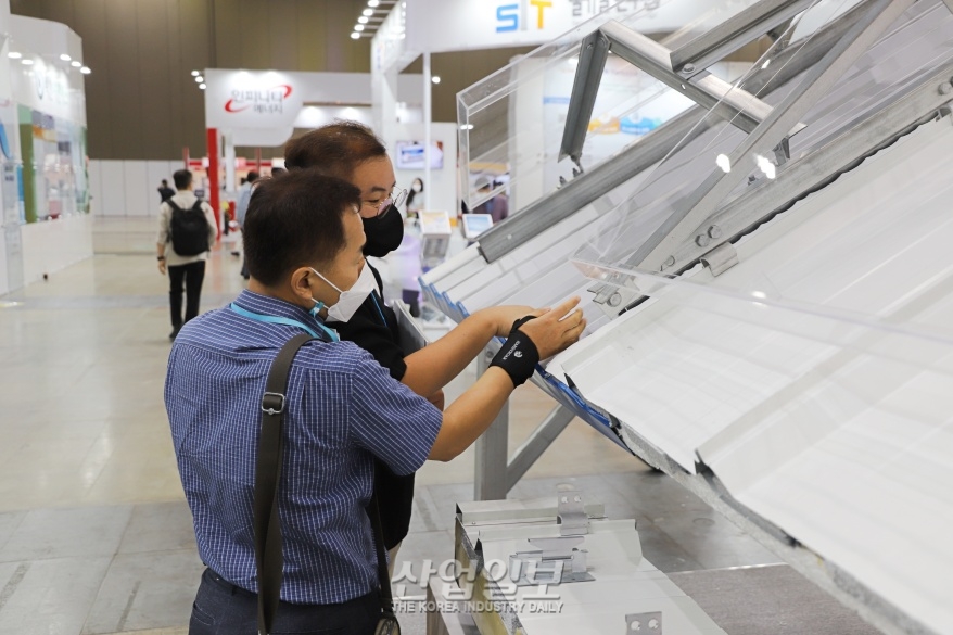 [세계태양에너지엑스포] 빗물 침투 금지…태양광 구조물 설치 도와