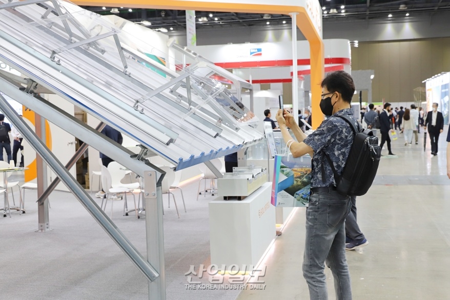 [세계태양에너지엑스포] 빗물 침투 금지…태양광 구조물 설치 도와