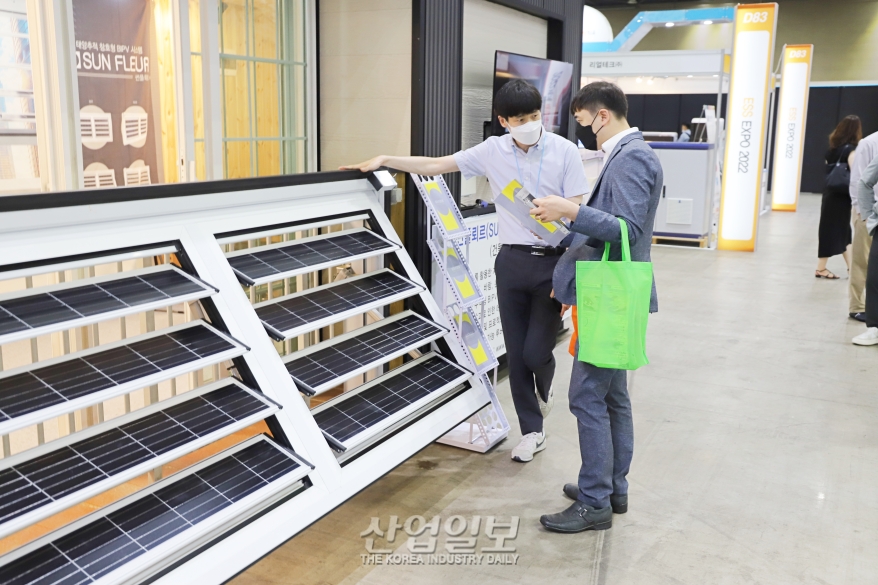 [세계태양에너지엑스포] 태양 추적하는 건물 일체형 태양광설비