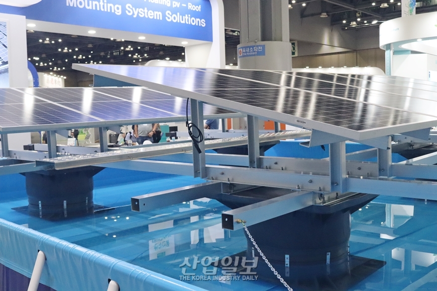 [세계태양에너지엑스포] 수상태양광, 친환경 부력체로 해양오염 줄여