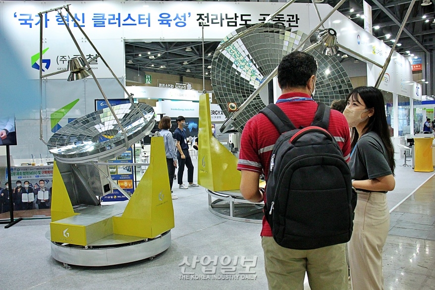 [그린뉴딜엑스포] 태양열 꾹꾹 눌러 담는 ‘이중집열’ 시스템