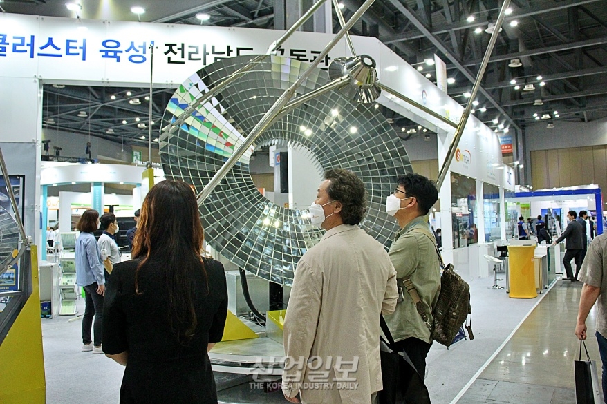 [그린뉴딜엑스포] 태양열 꾹꾹 눌러 담는 ‘이중집열’ 시스템