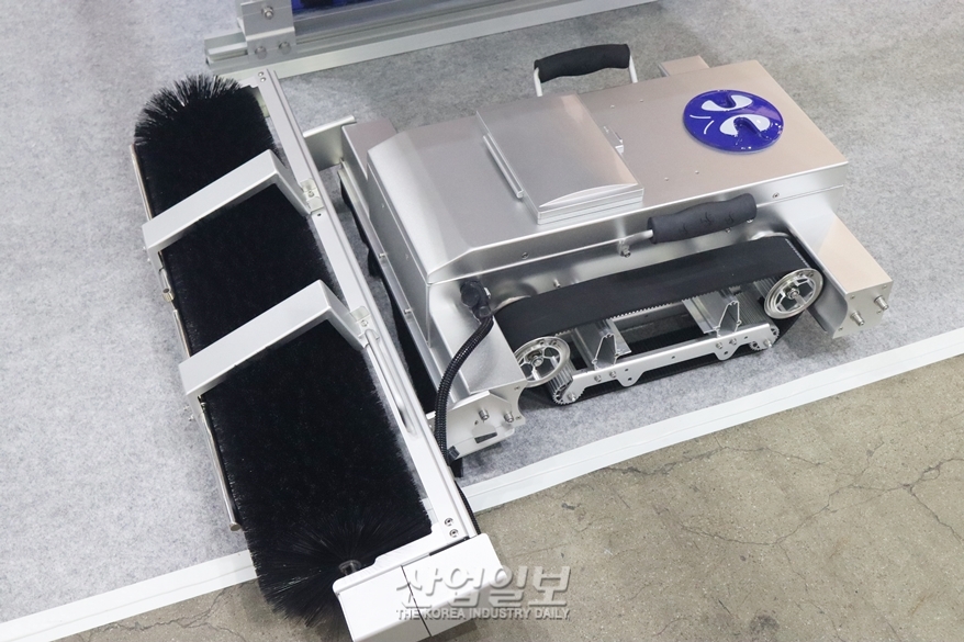 먼지·송진가루…태양광 패널 오염, 청소로봇으로 해결