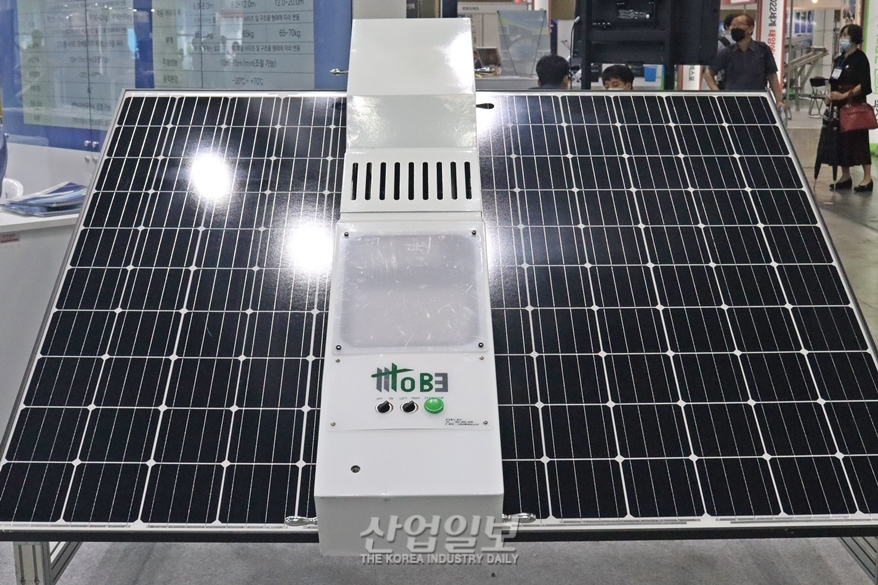 먼지·송진가루…태양광 패널 오염, 청소로봇으로 해결