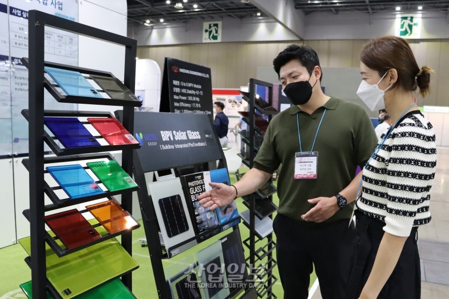 [세계태양에너지엑스포] 건축용 태양광 유리로 자체 전기 생산한다