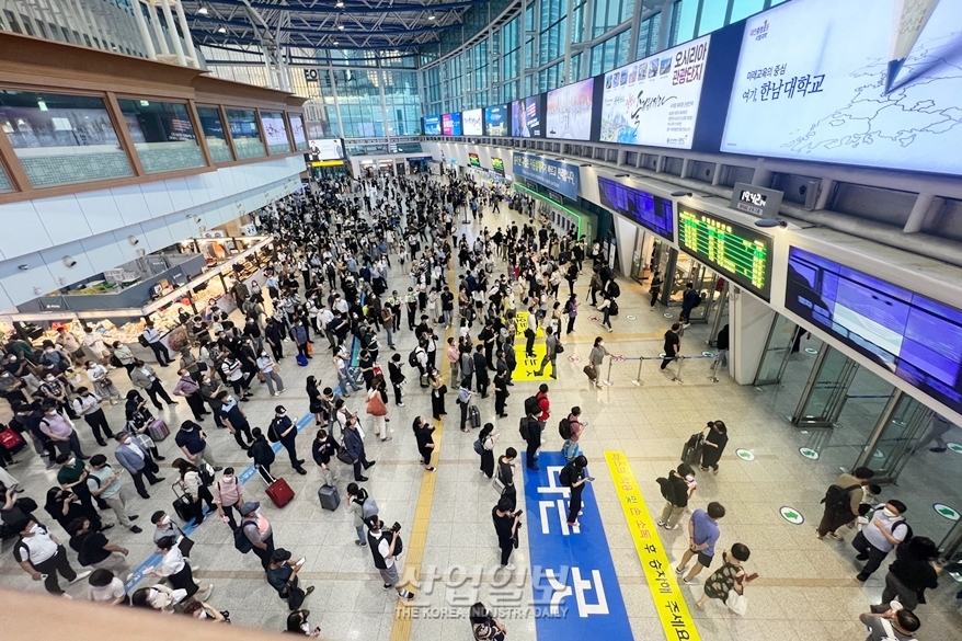 수서행 SRT 탈선 '서울역' 이용객들로 북적