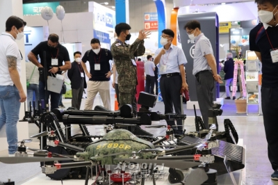 [국제안전보건전] 첨단기술과 군의 만남…참관객 체험 이어져