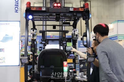 [국제안전보건전] 전·후방 카메라로 사각지대 해소…지게차 충돌사고 예방