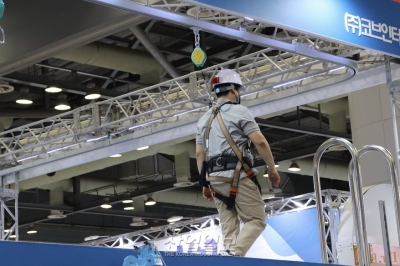 [국제안전보건전] 고소작업구간 이동경로 따라 ‘추락방지시스템’ 설치