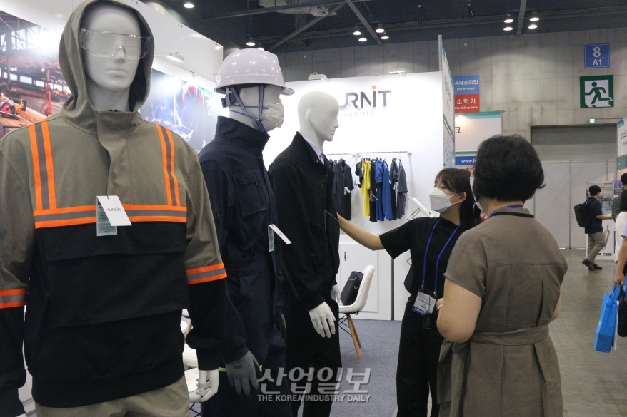 [국제안전보건전] 작업복…원단 특성에 따라 기능과 활동성 달라져