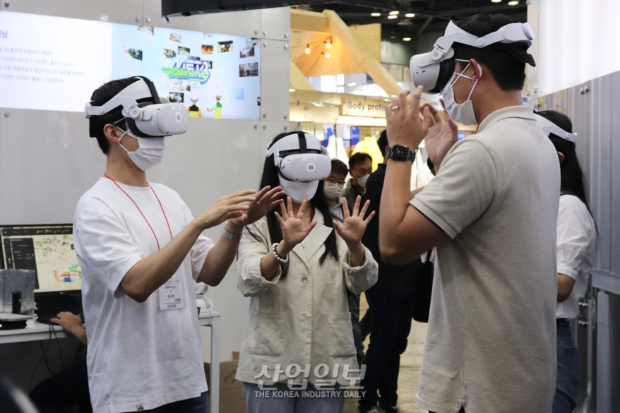 [국제안전보건전] “가상현실에서 만나자”, VR로 협업하며 직무훈련