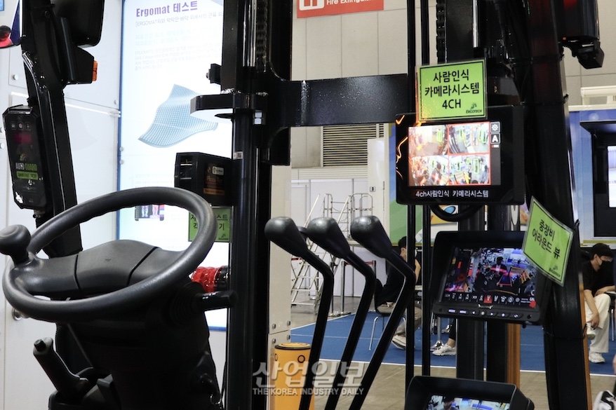 [국제안전보건전] 전·후방 카메라로 사각지대 해소…지게차 충돌사고 예방