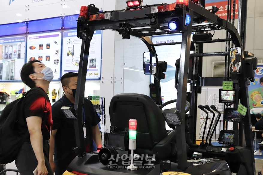[국제안전보건전] 전·후방 카메라로 사각지대 해소…지게차 충돌사고 예방
