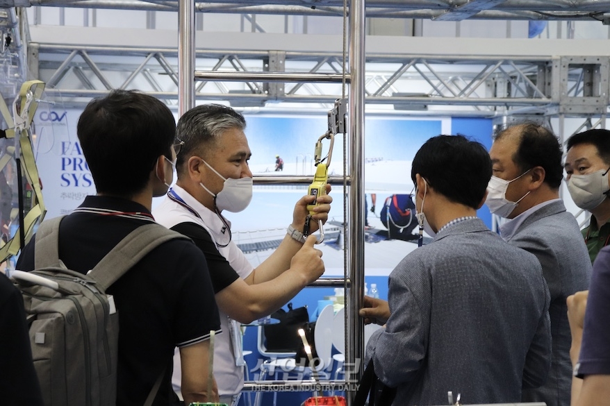 [국제안전보건전] 고소작업구간 이동경로 따라 ‘추락방지시스템’ 설치