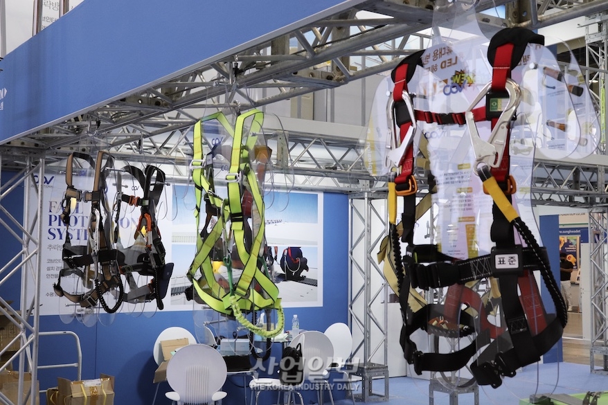 [국제안전보건전] 고소작업구간 이동경로 따라 ‘추락방지시스템’ 설치