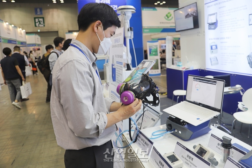 [국제안전보건전] 호흡보호구 착용하면 끝?…밀착도 검사 필요해