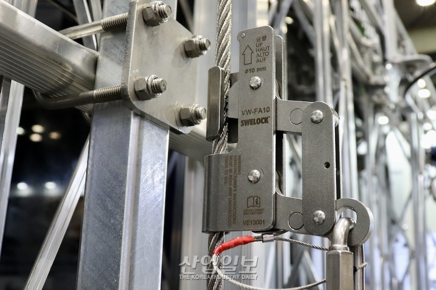 [국제안전보건전] ‘이빨’ 달린 추락방지기…안전성 강화