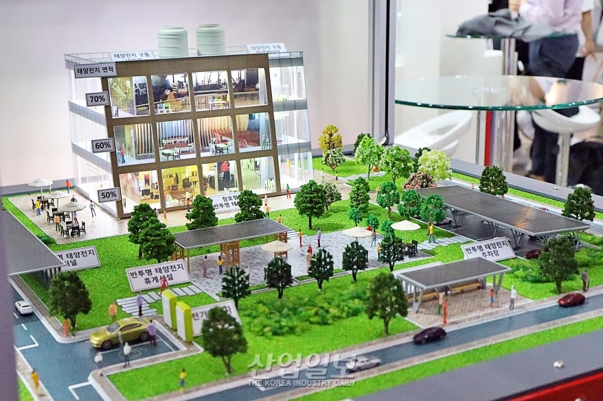 [나노코리아] 건물 창으로 에너지 흡수… ‘창호형 태양전지’