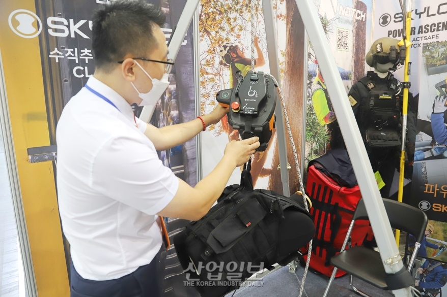 [국제안전보건전] 자동 등강기, 풍력발전 점검에 활용